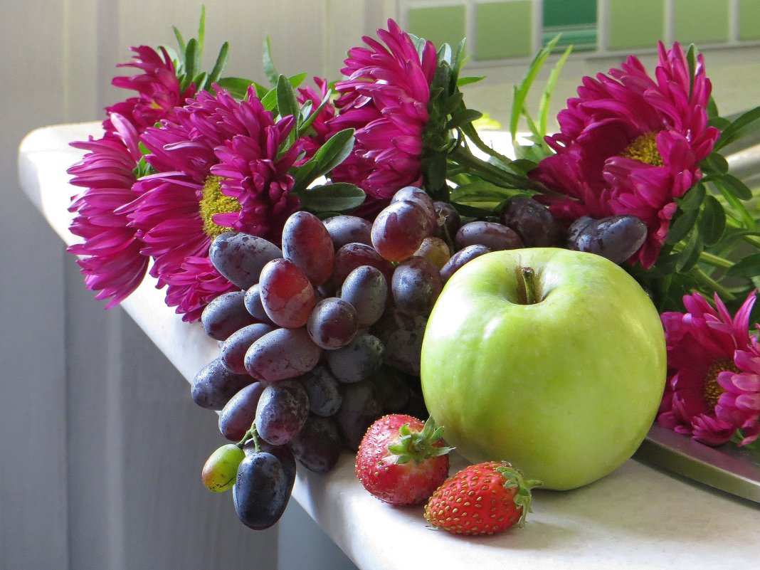 Осенние фрукты в вазе