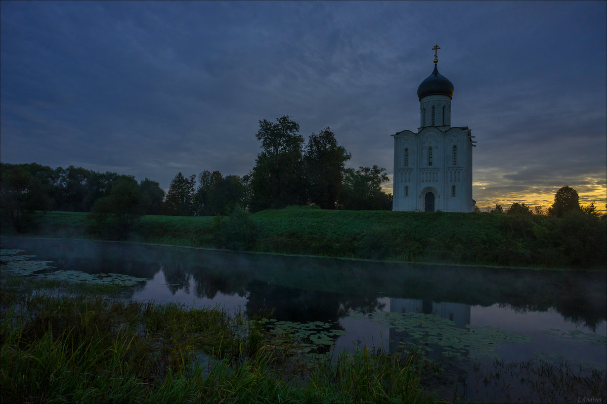 Церковь на Нерли на рассвете