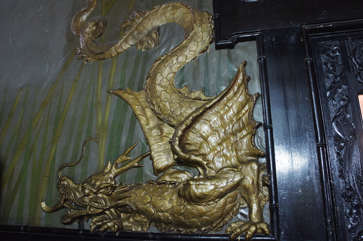Стены расписаны под шелковую ткань и украшены барельефами позолоченных драконов - Елена Павлова (Смолова)