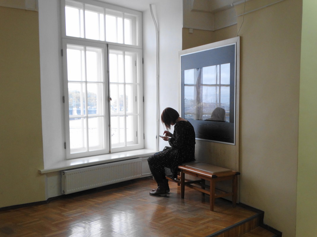 девушка у окна - Михаил Жуковский