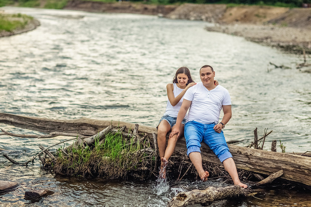 Влюбленная пара у воды - Ольга Невская