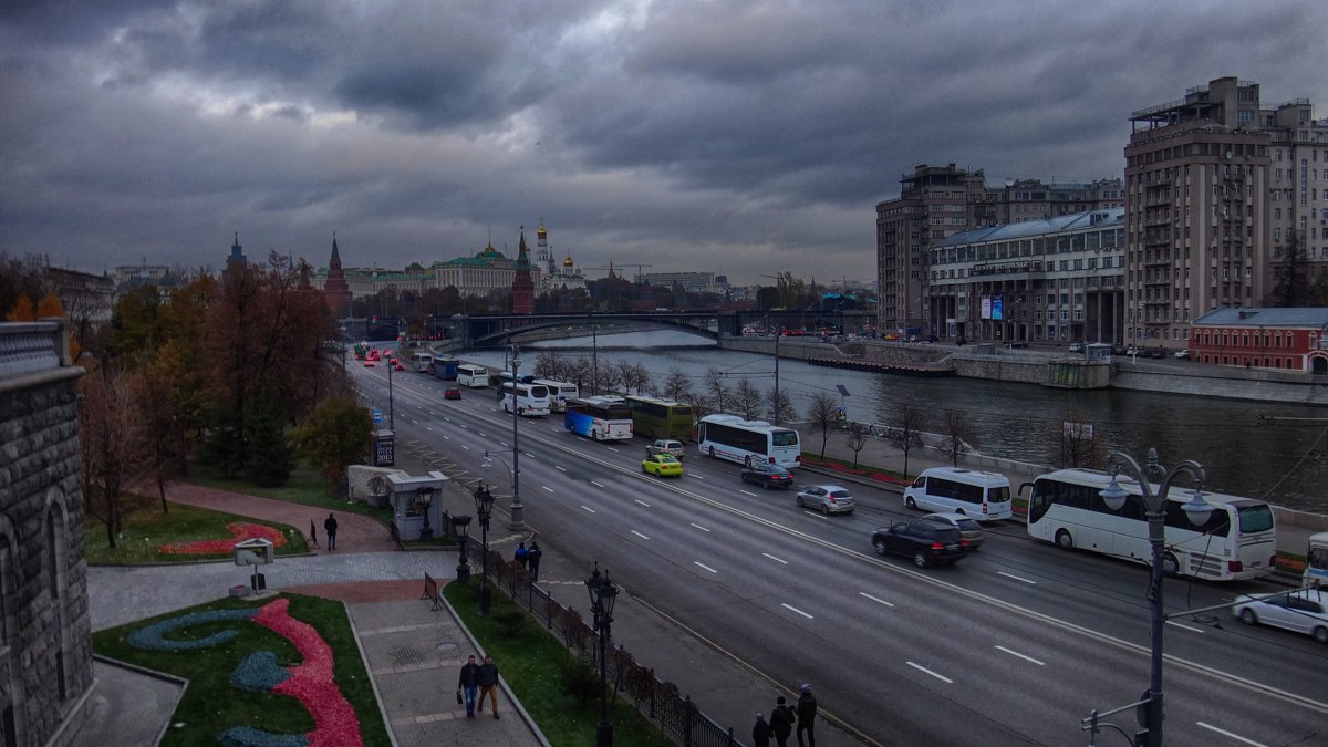 Москвы -осеннее дыханье... - Лара ***