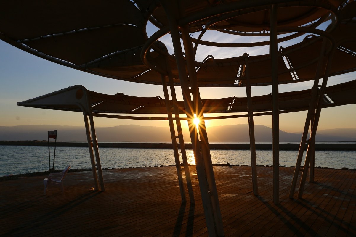 Рано утром на Мертвом море, солнце встает из-за гор Иордании - vasya-starik Старик