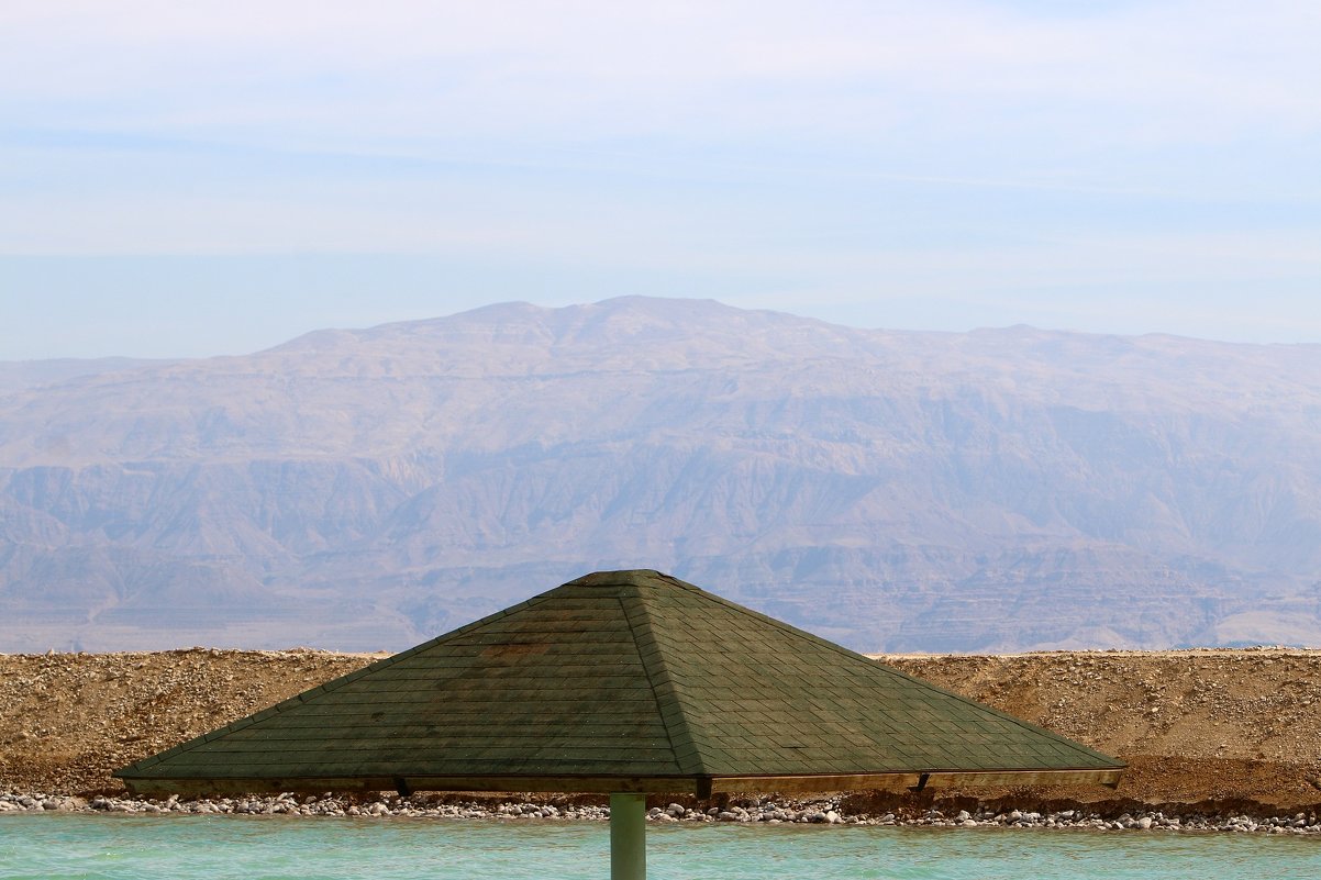 на противоположном берегу Мертвого моря видны горы в Иордании - vasya-starik Старик
