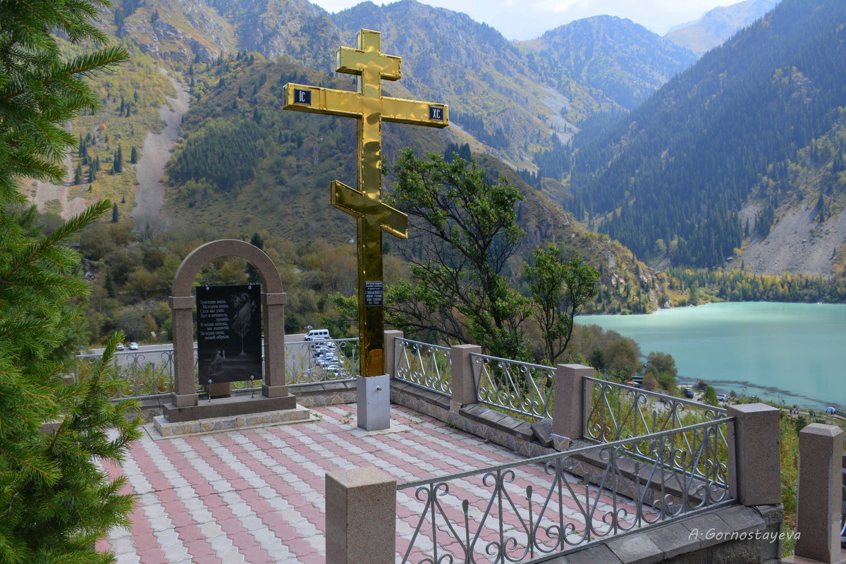 Сей крест сооружён в память погибшим во время селя 7 июля 1963 года. - Anna Gornostayeva