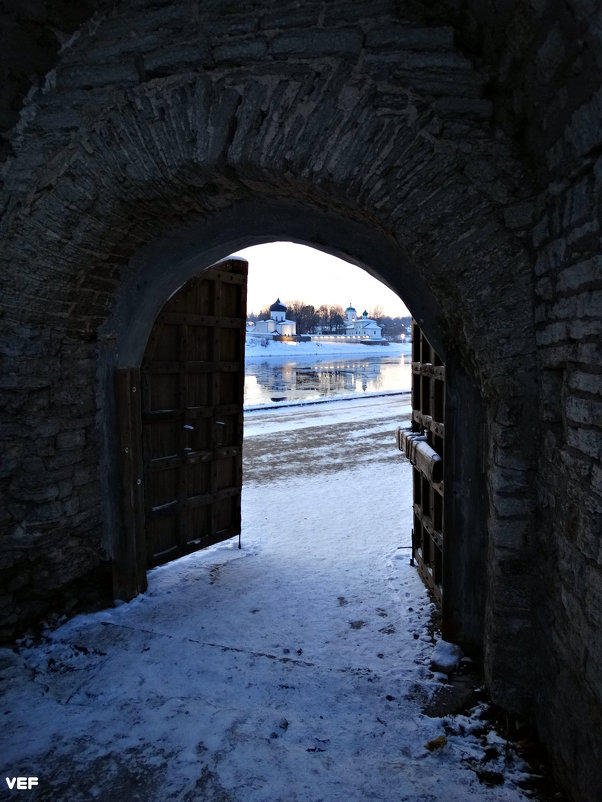 Вид на Мирожский монастырь через Покровские ворота - Fededuard Винтанюк