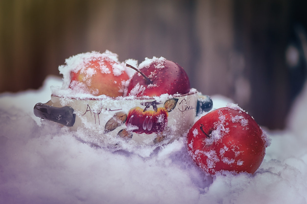 Яблоки на снегу - Larissa 