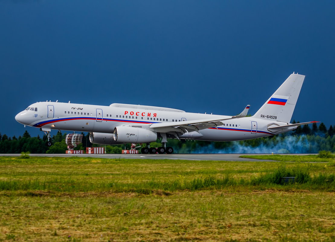 Ту-204 СЛО перд грозой. - Евгений Лебедев