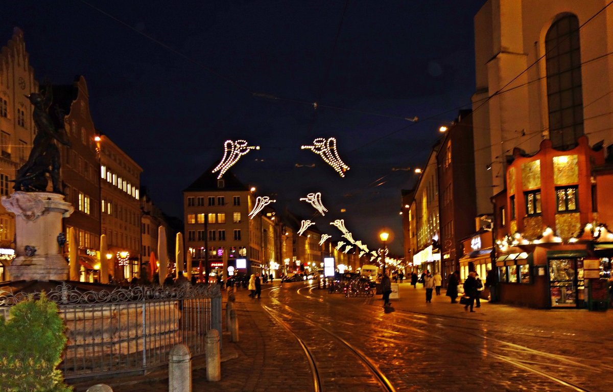 Augsburg - и вновь,над городом летают ангелы, оповещая о приближении Рождества - Galina Dzubina