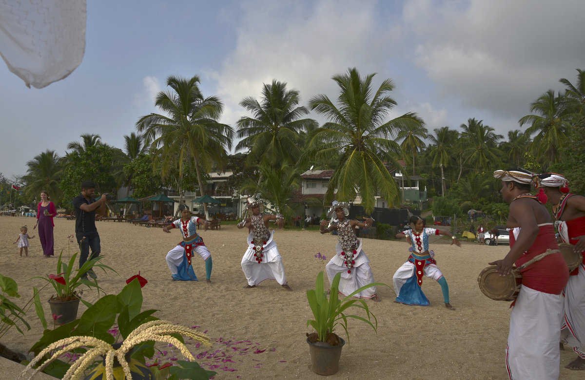 Показываем танец по-сингальски. Showing dance in Sinhala. - Юрий Воронов
