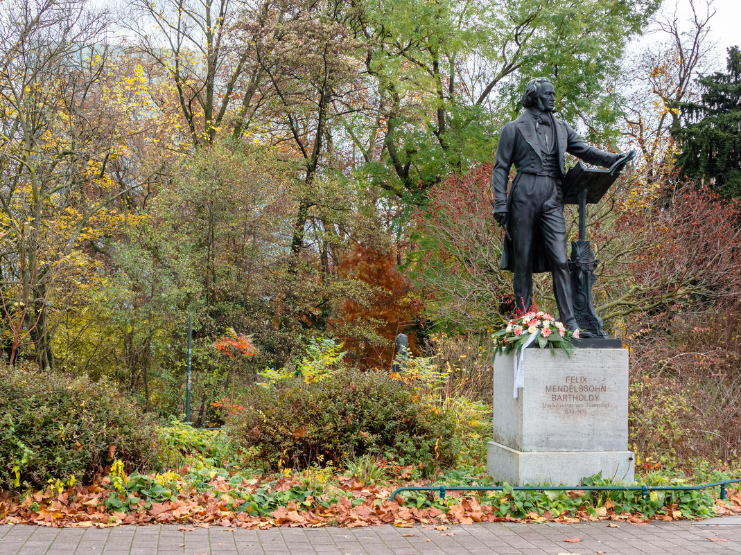 Памятник Мендельсону перед входом в парк - Witalij Loewin