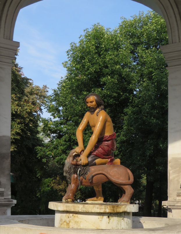 Скульптурная композиция с фонтаном "Самсон раздирает пасть льва" - Наталья (D.Nat@lia)