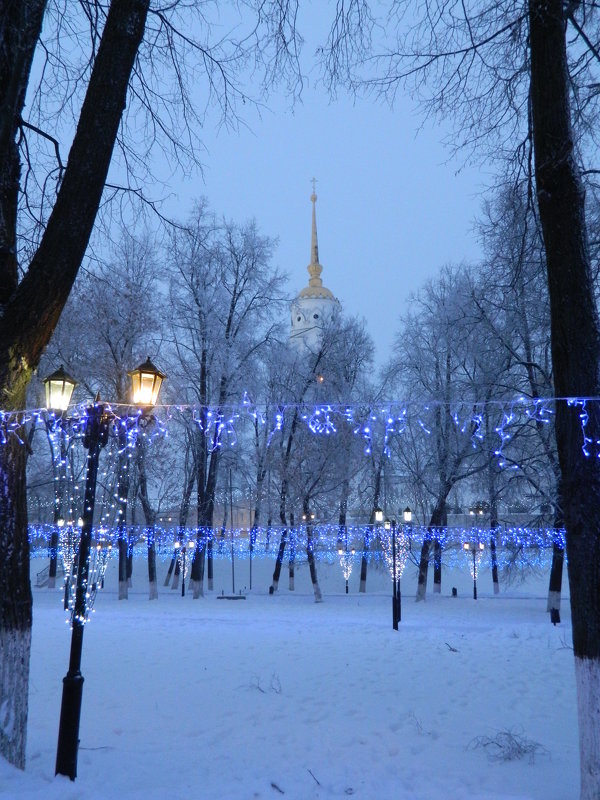 Вид колокольню Успенского собора из парка Пушкина - Andrew 