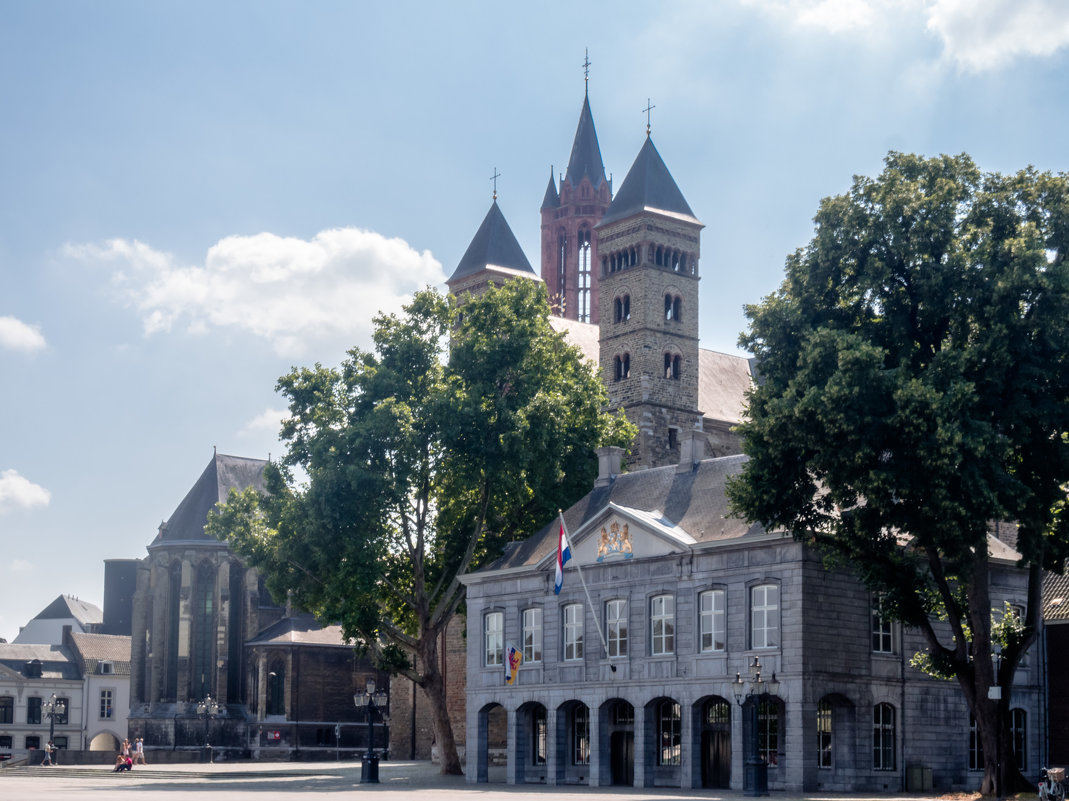 Вид с площади в Маастрихте на Соборы - Witalij Loewin
