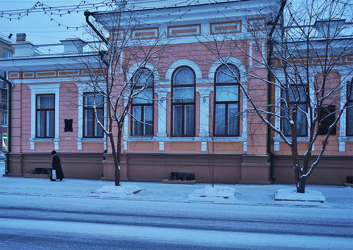 Утром по дороге к храму старинное здание конторы Кузнецова - Екатерина Торганская