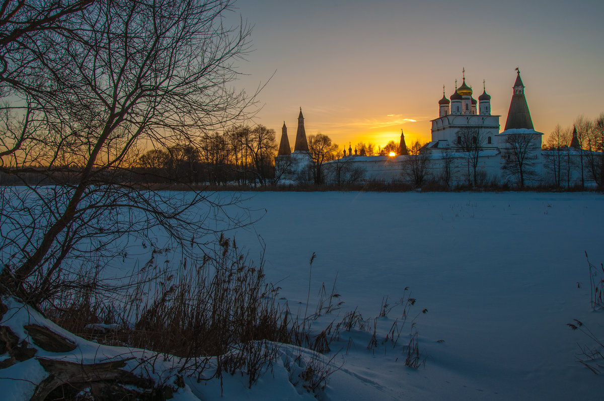 На закате морозного дня в Иосифо-Волоцком монастыре - Alexander Petrukhin 