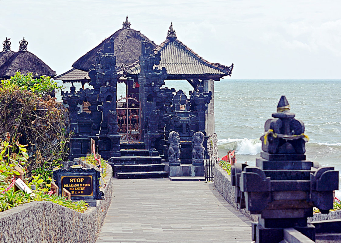 Небольшой храм неподалеку от храма Pura Tanah Lot  1/2 - Асылбек Айманов