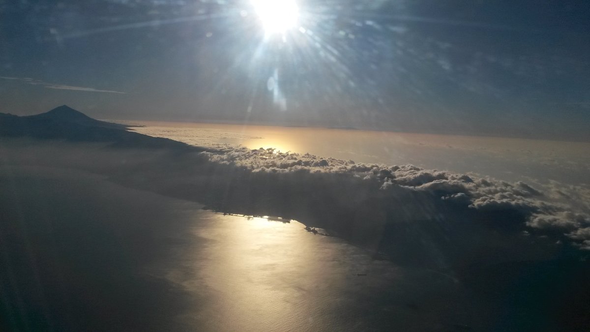 Вид на скальный остров с самолёта - Oleg 