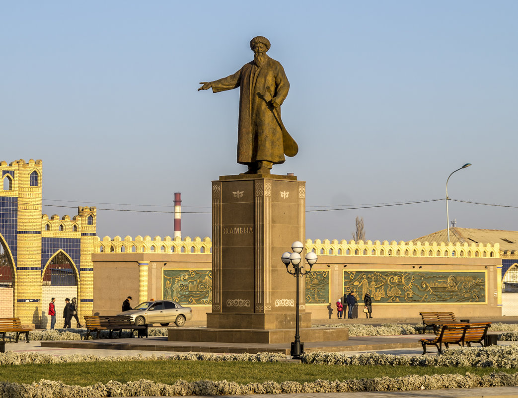 Памятник поэту Джамбулу Джабаеву - Дмитрий Потапкин