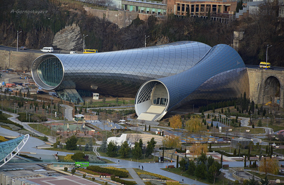 Две огромные стеклянные трубы в Тбилиси строили как Государственный Театр Музыки и драмы. - Anna Gornostayeva