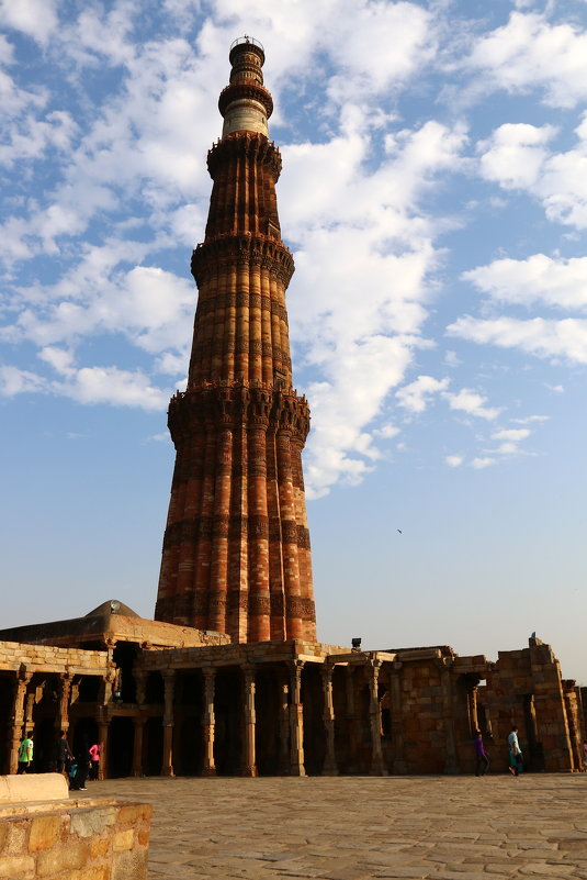 Кутб-Минар — самый высокий в мире кирпичный минарет , Индия - vasya-starik Старик