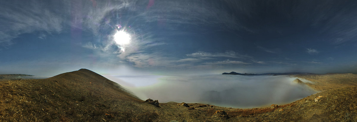 весенним туманом покрыто море и прибрежние холмы - viton 