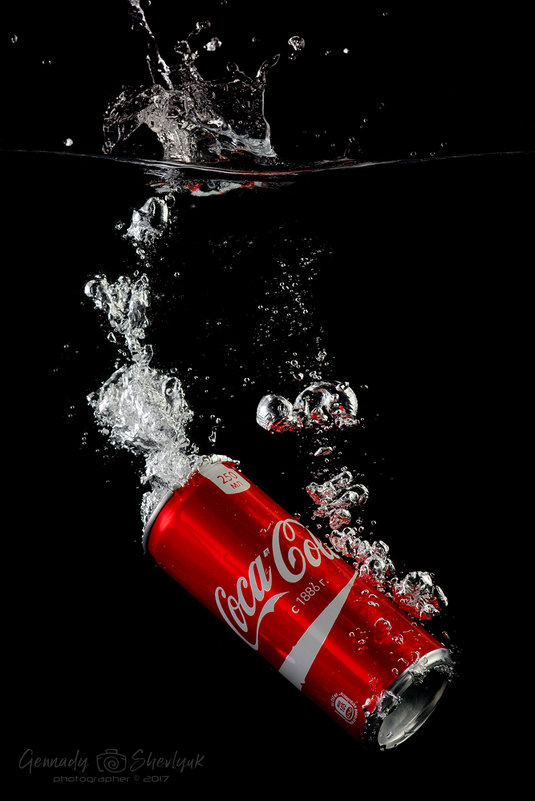 Банка Coca-Cola падает с брызгами в воду на черном фоне - Геннадий Шевлюк