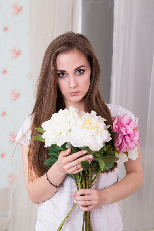 Девушка с цветами - Valentina Zaytseva