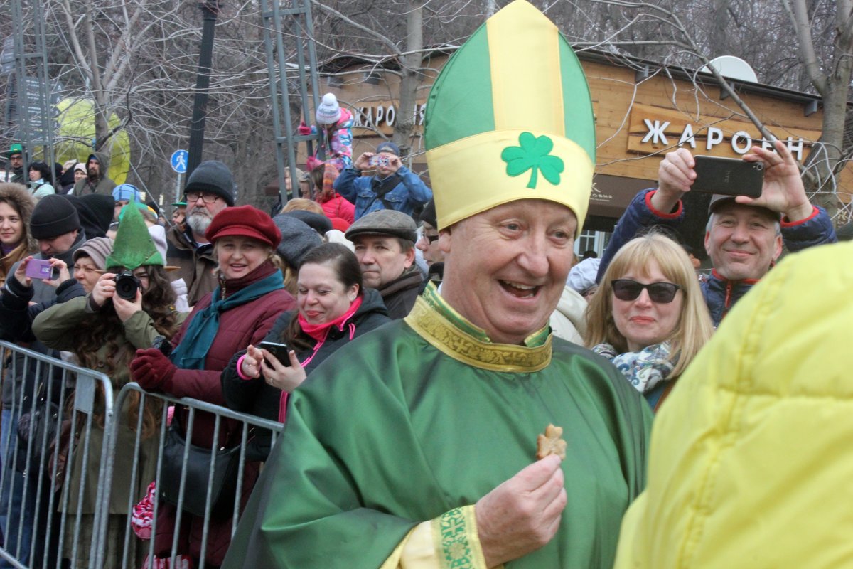 Зрители  угостили  "Святого  Патрика" печенькой  в  виде  ирландского трилистника. - Виталий Селиванов 