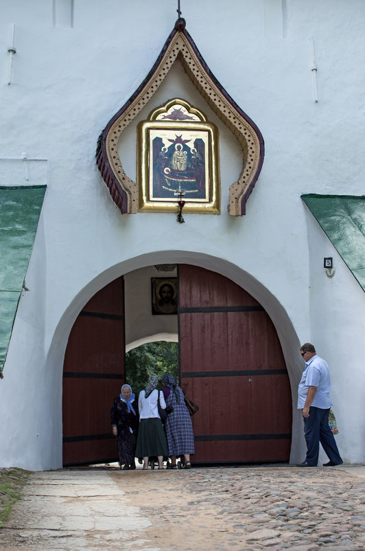 У входа в  монастырь Псково-Печерский... - Ольга Лиманская