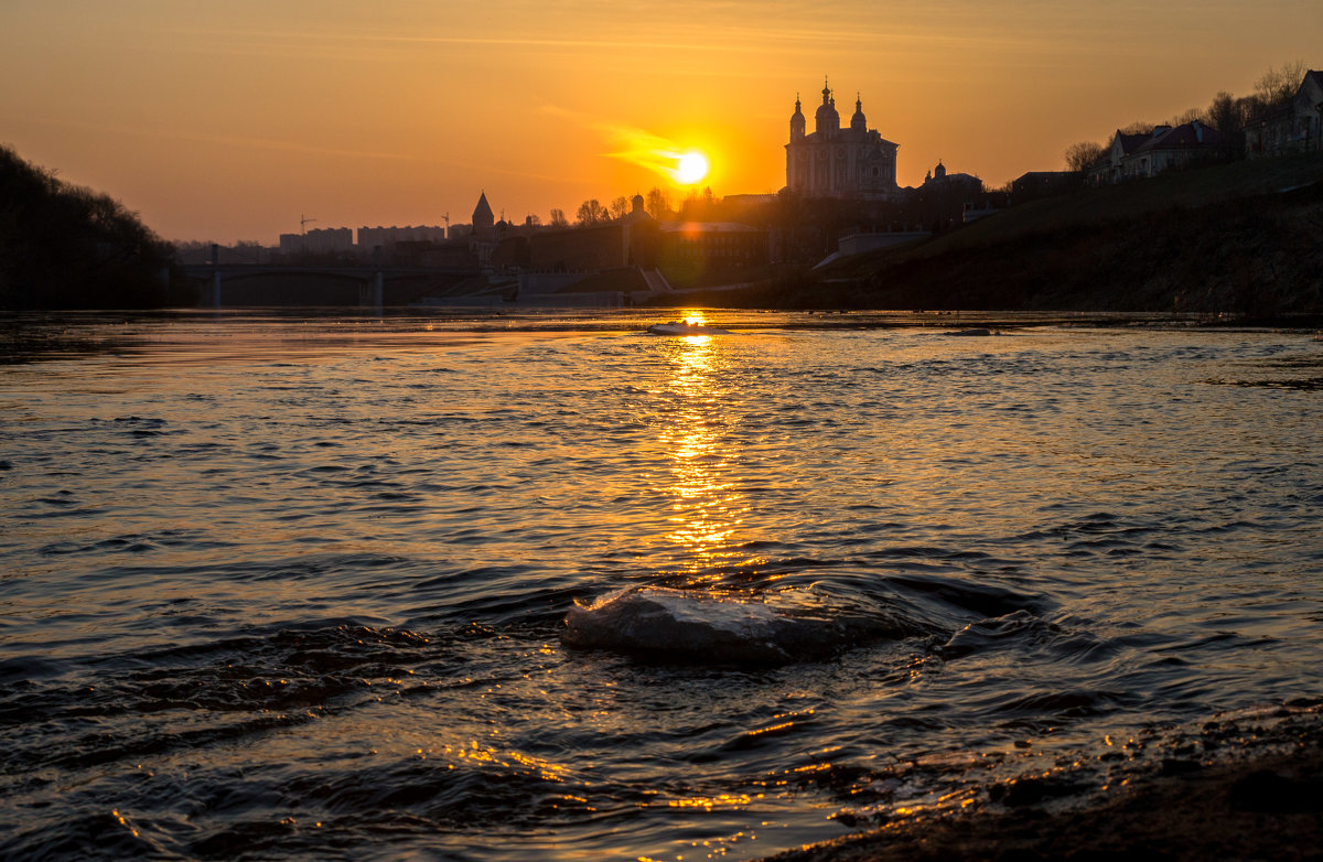 Восход солнца на Днепром. - Олег Козлов