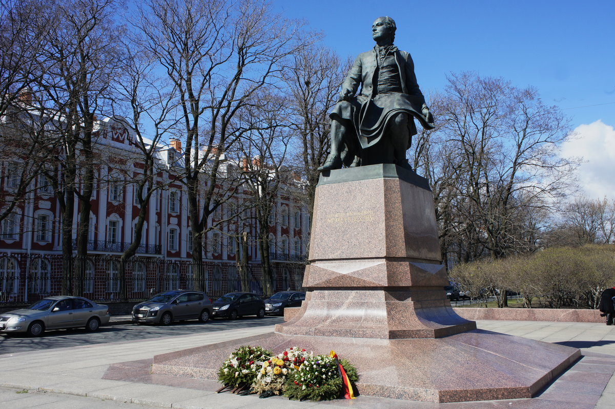 Памятник М. Ломоносову  возле здания Государственного университета - Елена Павлова (Смолова)