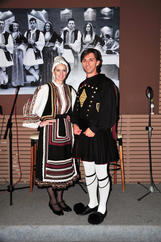 Греки в национальных костюмах - Валерий Подорожный