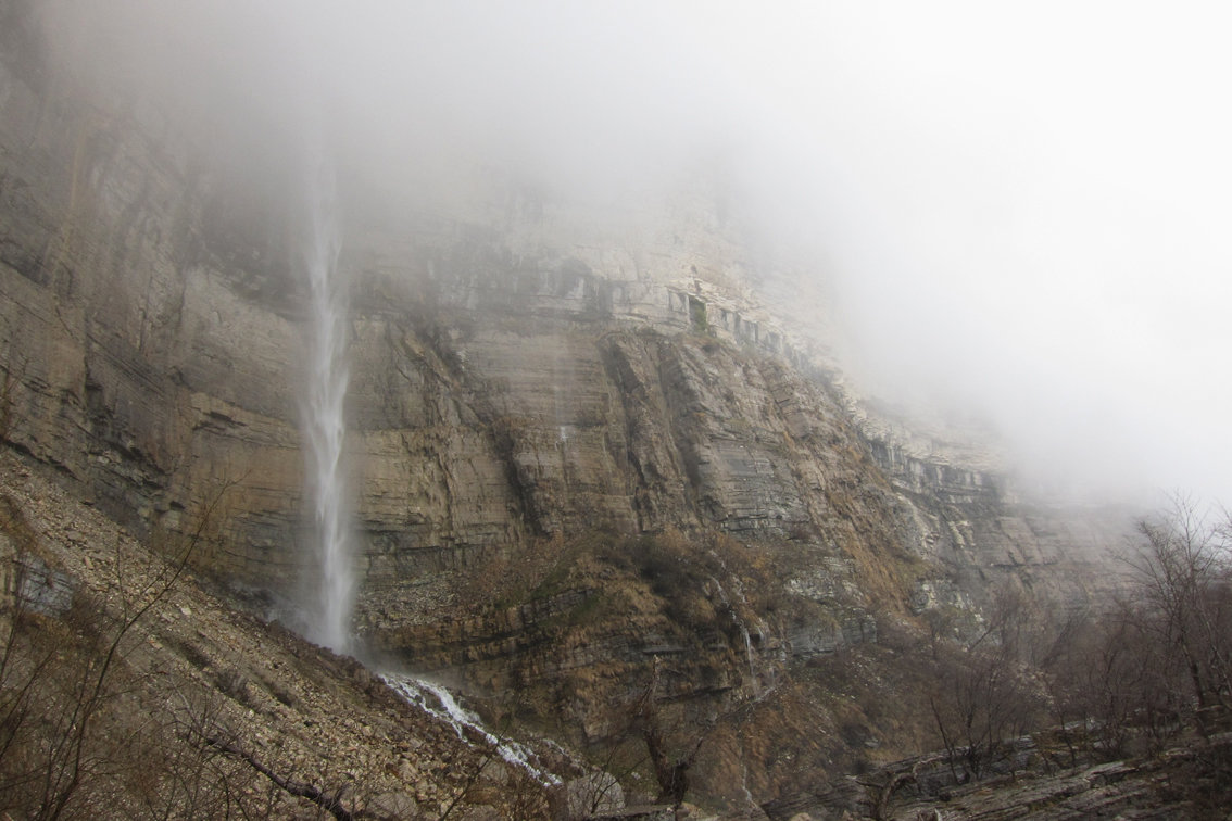Спустился на гору туман, собой водопад накрывая... - Татьяна Манн