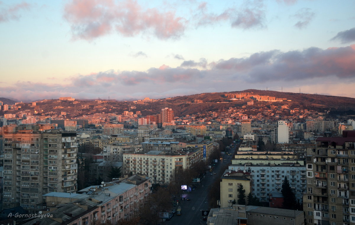 Вид из окна отеля Holiday Inn Tbilisi. - Anna Gornostayeva