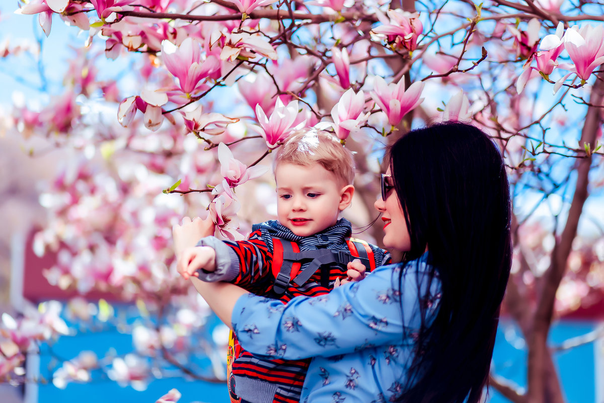 Мама с сыном в цветущей магнолии - Марина Алексеева