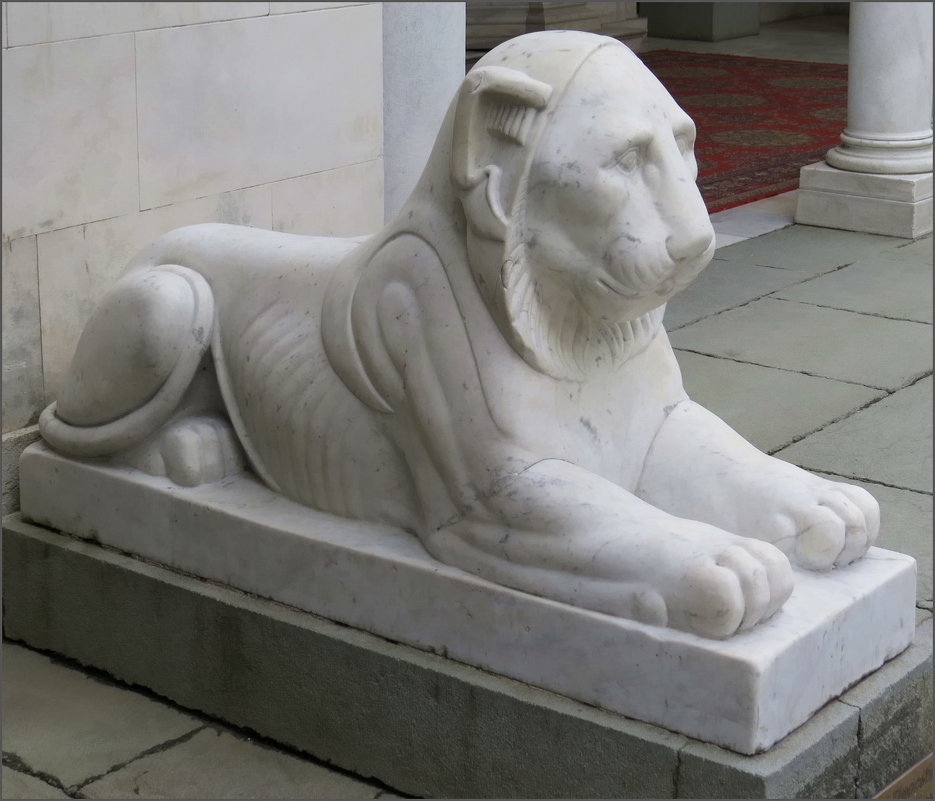 Скульптура льва у Ливадийского дворца - Ирина Лушагина