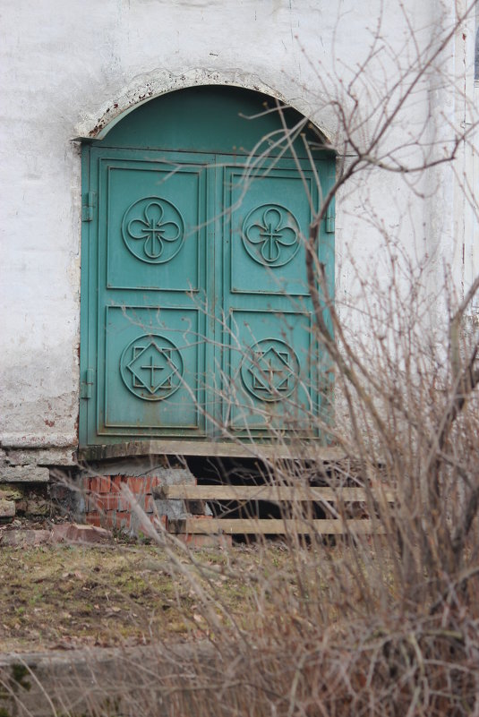 Двери  в Церковь. - Eva Tisse