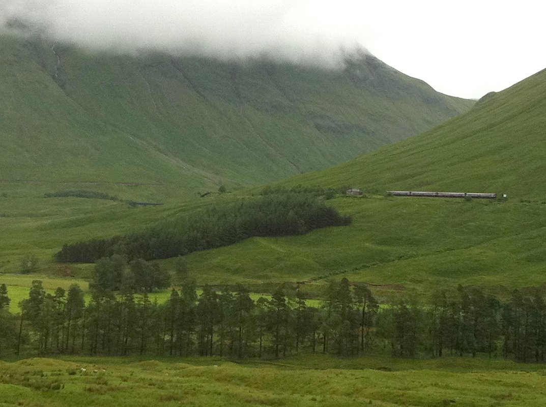 Поезд в горах Шотландии - Марина Домосилецкая