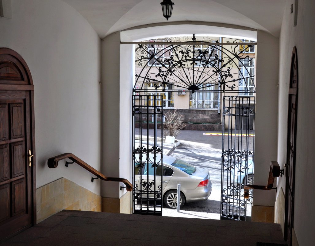 Главный вход-выход в монастырь - Анатолий Колосов