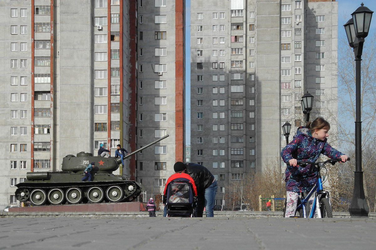 В нашем дворе... - Сергей Яценко