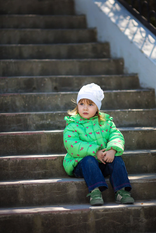 Красивая девочка сидит на ступеньках в парке весной - Елизавета Тимохина