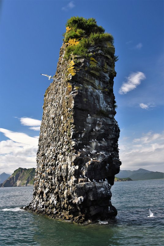 Одинокая скала в море