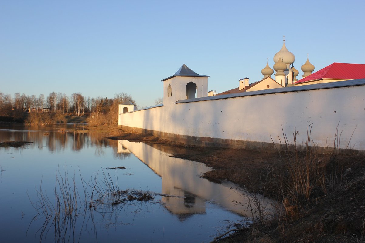 вдоль стен монастыря - Сергей Кочнев