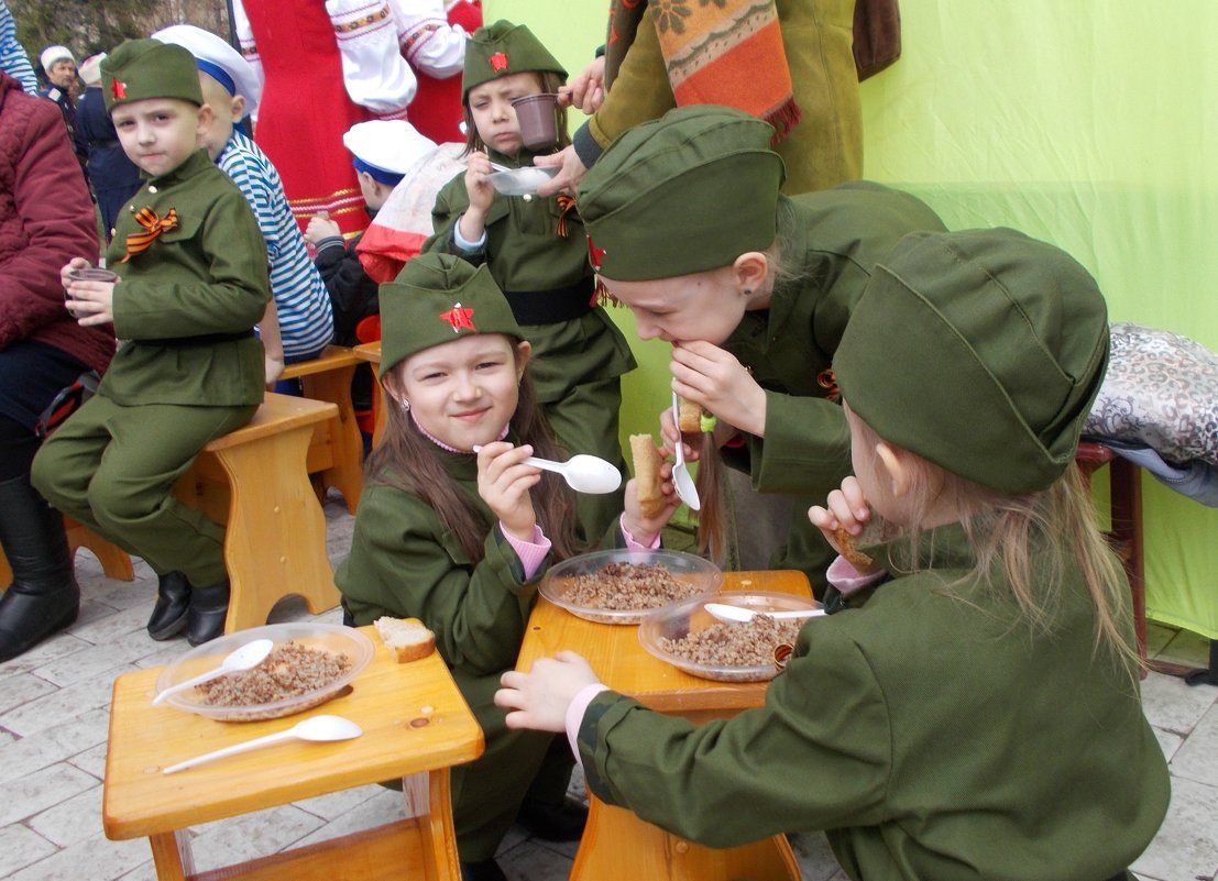 На привале - Лариса Рогова