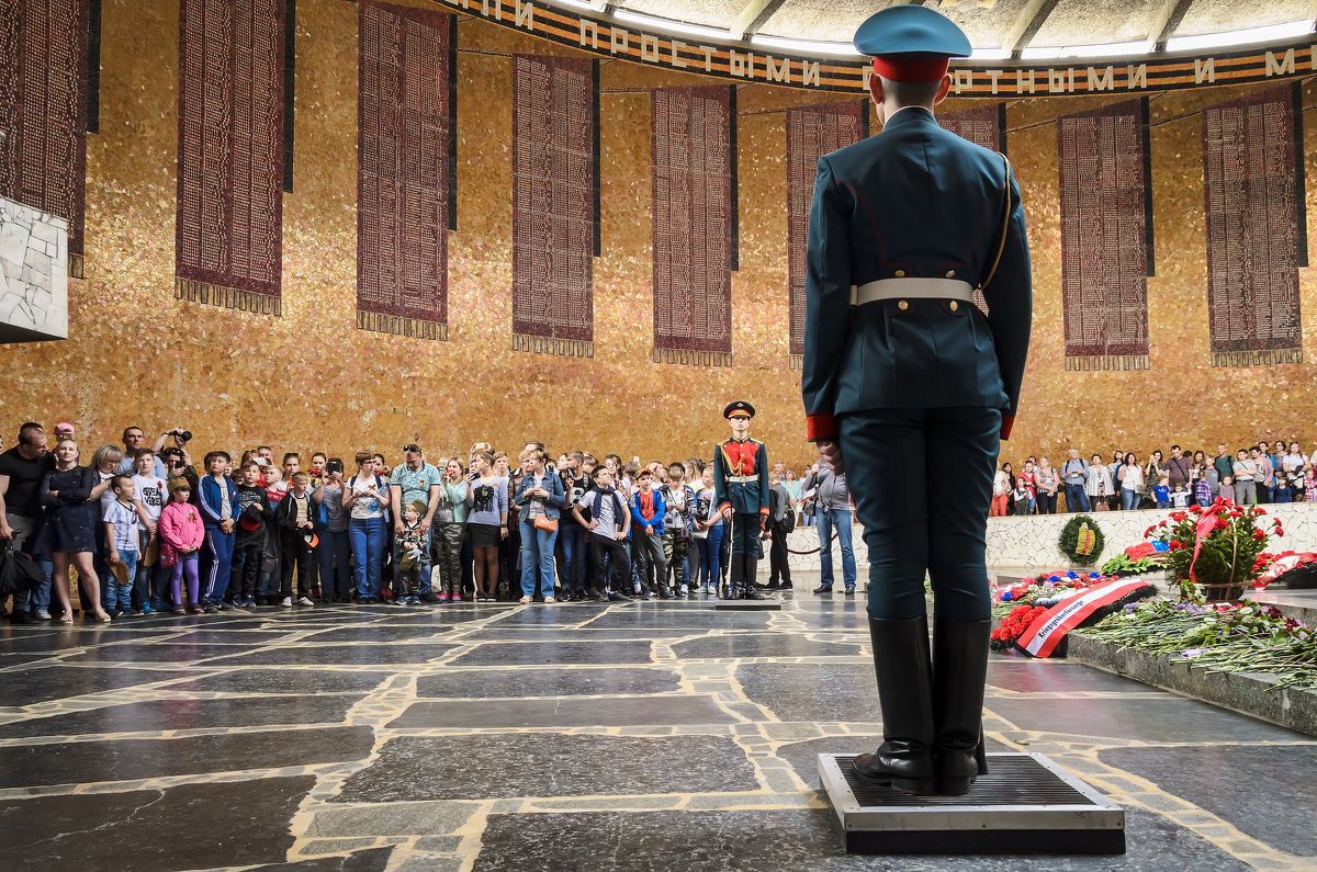 СМЕНА ПОЧЁТНОГО КАРАУЛА В ЗАЛЕ ВОИНСКОЙ СЛАВЫ. - Анатолий Щербак