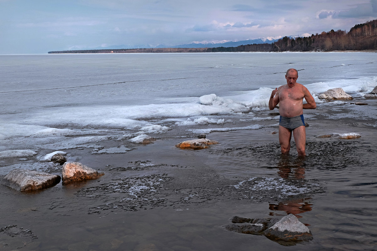 В Байкальске на горнолыжке - спуск в купальниках... - Александр Попов
