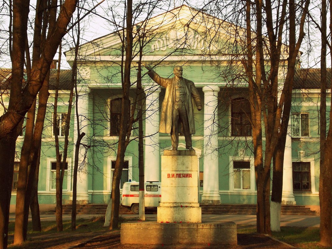 Памятник Ленину - Фотогруппа Весна