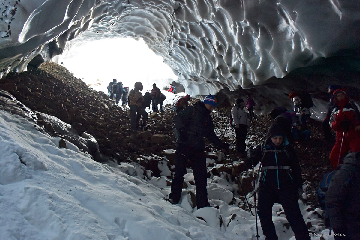 В ледяной пещере - Сергей Карцев
