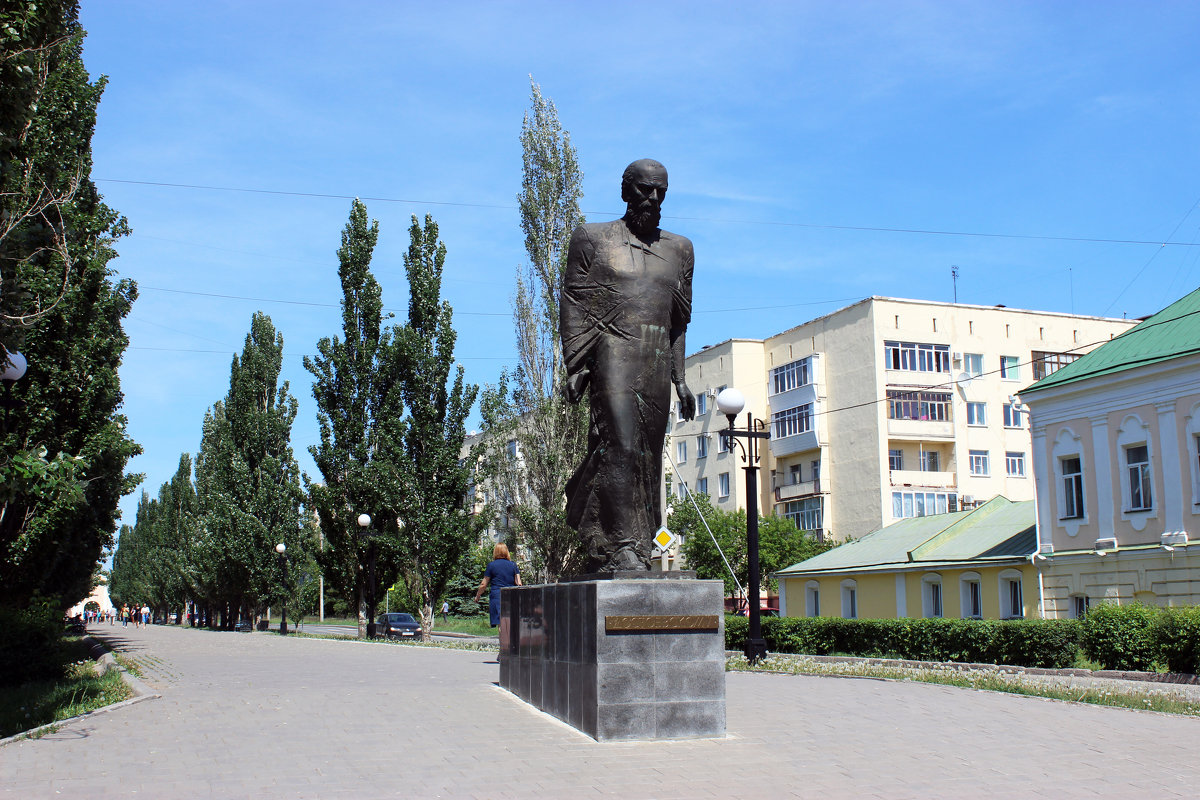 Памятник ,Ф. Достоевакому - раиса Орловская